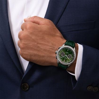 Breitling Premier B01 Chronograph 42 Automatik Edelstahl grünes Zifferblatt grünes Lederband – Herrenuhren Chronograph aus Edelstahl. Das Gehäuse ist rund und silber. Das Lederarmband Kroko / Alligator ist grün. Das Zifferblatt ist ein Index in grün. – Ansicht 5