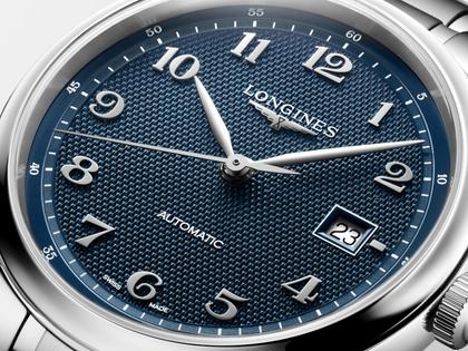 Longines Master Collection Automatik Edelstahl 41mm blaues Zifferblatt Metallband – Herrenuhren Uhr mit Datum aus Edelstahl. Das Gehäuse ist rund und silber. Das Edelstahlarmband ist silber. Das Zifferblatt ist arabisch und blau. – Ansicht 2