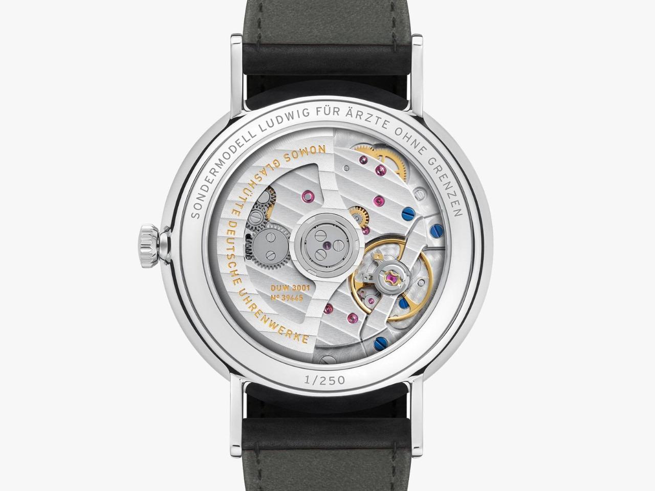 Nomos Glashütte Ludwig 39 Neomatik "Ärzte ohne Grenzen" Limited Edition Automatik Edelstahl 39mm weißes Zifferblatt schwarzes Lederband – Herrenuhren Uhr ohne Datum aus Edelstahl. Das Gehäuse ist rund und silber. Das Lederarmband ist schwarz. Das Zifferblatt ist römisch Index und weiß. – Ansicht 3