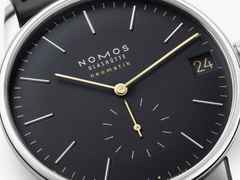 Nomos Glashütte Orion neomatik 41 Datum New Black Automatik Edelstahl schwarzes Zifferblatt schwarzes Lederband Glasboden – Herrenuhren Uhr mit Datum aus Edelstahl, Leder und rhodiniert. Das Gehäuse ist rund und silber. Das Lederarmband ist schwarz. Das Zifferblatt ist ein Index in schwarz. – Ansicht 5
