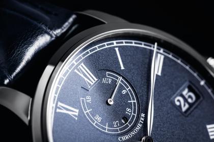Glashütte Original Senator Chronometer Handaufzug Weißgold 42mm blaues Zifferblatt blaues Lederband – Herrenuhren Uhr mit Datum aus 750 Weißgold. Das Gehäuse ist rund und silber. Das Lederarmband Kroko / Alligator ist blau. Das Zifferblatt ist römisch und blau. – Ansicht 3