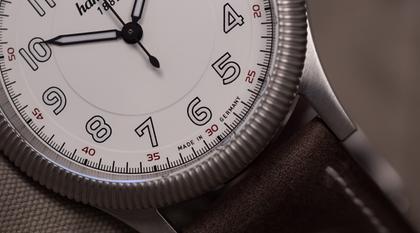 Hanhart Pioneer One weißes Zifferblatt braunes Lederband – Herrenuhren Uhr mit Datum aus Edelstahl. Das Gehäuse ist rund und silber. Das Lederarmband ist braun. Das Zifferblatt ist arabisch und weiß. – Ansicht 3