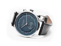 Nomos Glashütte Zürich Weltzeit Nachtblau Automatik Edelstahl 40mm weißes Zifferblatt schwarzes Lederband – Herrenuhren Uhr ohne Datum aus Edelstahl und Leder. Das Gehäuse ist rund und silber. Das Lederarmband ist schwarz. Das Zifferblatt ist ein Index in blau. – Ansicht 2