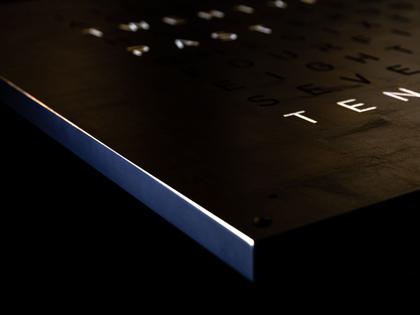 Qlocktwo Large Creators Edition 10 Years Gold – Großuhren Wanduhr aus Edelstahl. Das Gehäuse ist quadratisch. Das Zifferblatt ist digital und gelbgold. – Ansicht 4