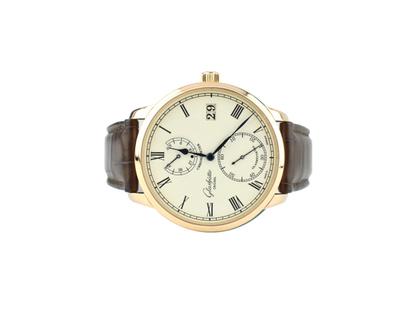 Herrenuhren Uhr mit Datum aus 750 Rotgold und Leder. Das Gehäuse ist rund und rotgold. Das Lederarmband Kroko / Alligator ist braun. Das Zifferblatt ist römisch und silber.