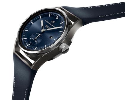 Porsche Design Sport Chrono Subsecond 42 Titan blaues Lederband – Herrenuhren Uhr mit Datum aus Titan. Das Gehäuse ist rund und silber. Das Lederarmband ist blau. Das Zifferblatt ist ein Index in blau. – Ansicht 3