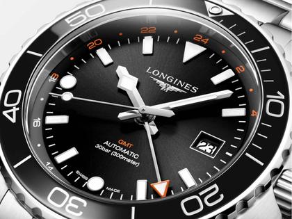 Longines HydroConquest GMT Automatik Edelstahl 43mm schwarzes Zifferblatt Metallband – Herrenuhren Uhr mit Datum aus Edelstahl und Keramik. Das Gehäuse ist rund und silber. Das Edelstahlarmband ist silber. Das Zifferblatt ist arabisch Index und schwarz. – Ansicht 2