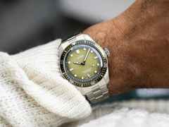 Oris Divers Sixty-Five Date Automatik Edelstahl 40mm grünes Zifferblatt Metallband – Herrenuhren Uhr mit Datum aus Edelstahl. Das Gehäuse ist rund und silber. Das Edelstahlarmband ist silber. Das Zifferblatt ist ein Index in grün. – Ansicht 7