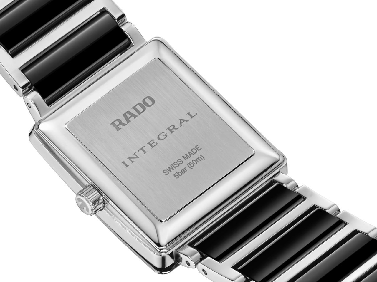 Rado Integral Quarz Edelstahl 28,0 x 39,8mm schwarzes Zifferblatt mit Brillanten Metallband – Damenuhren Uhr mit Datum aus Edelstahl und Keramik. Das Gehäuse ist rechteckig und silber. Das Edelstahlarmband ist schwarz. Das Zifferblatt ist ein Index in schwarz. – Ansicht 4