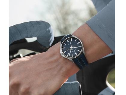 Junghans Meister S Automatic Edelstahl 40mm nachtblaues Zifferblatt schwarzes Kautschukband – Herrenuhren Uhr mit Datum aus Edelstahl, Kautschuk und Leder. Das Gehäuse ist rund und silber. Das Kautschuk / Kunststoff / Silikon Armband ist blau. Das Zifferblatt ist ein Index in blau. – Ansicht 2