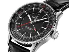 Breitling Navitimer Automatic GMT 41 Chronometer Edelstahl schwarzes Zifferblatt schwarzes Lederband – Herrenuhren Uhr mit Datum aus Edelstahl. Das Gehäuse ist rund und silber. Das Lederarmband Kroko / Alligator ist schwarz. Das Zifferblatt ist ein Index in schwarz. – Ansicht 3