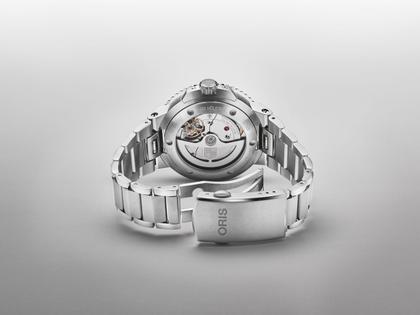 Oris Aquis Date Calibre 400 Automatik Edelstahl 41,5mm grünes Zifferblatt Metallband – Herrenuhren Uhr mit Datum aus Edelstahl. Das Gehäuse ist rund und silber. Das Edelstahlarmband ist silber. Das Zifferblatt ist ein Index in grün. – Ansicht 6