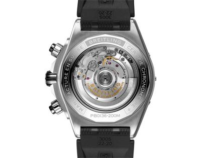Breitling Super Chronomat B01 44 Automatik Edelstahl und Platin eisblaues Zifferblatt schwarzes Kautschukband – Herrenuhren Chronograph aus 950 Platin und Edelstahl. Das Gehäuse ist rund und silber. Das Kautschuk / Kunststoff / Silikon Armband ist schwarz. Das Zifferblatt ist ein Index in blau. – Ansicht 3