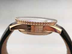 Breitling Montbrillant 01 Limited Edition Automatik Rotgold 40mm beiges Zifferblatt braunes Lederband RB013112 Full Set mit Garantie Occasion – Herrenuhren Chronograph aus 750 Rotgold. Das Gehäuse ist rund und rotgold. Das Lederarmband ist braun. Das Zifferblatt ist arabisch Index und beige. – Ansicht 4