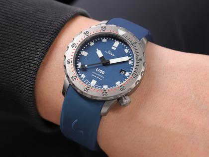 Sinn Spezialuhren U50 B Automatik U-Boot-Stahl 41mm blaues Zifferblatt blaues Textilband – Herrenuhren Uhr mit Datum aus Edelstahl und Metall. Das Gehäuse ist rund und grau. Das Textilarmband ist blau. Das Zifferblatt ist ein Index in blau. – Ansicht 8