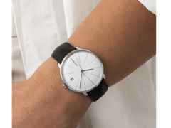 Junghans Meister fein Kleine Automatic Edelstahl 35mm weißes Zifferblatt schwarzes Lederband – Damenuhren Uhr mit Datum aus Edelstahl und PVD beschichtet. Das Gehäuse ist rund und silber. Das Lederarmband ist schwarz. Das Zifferblatt ist ein Index in weiß. – Ansicht 2