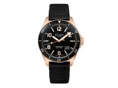 Glashütte Original SeaQ Panoramadatum Automatik Rotgold 43mm schwarzes Zifferblatt schwarzes Textilband – Herrenuhren Uhr mit Datum aus 750 Rotgold. Das Gehäuse ist rund und roségold. Das Textilarmband ist schwarz. Das Zifferblatt ist arabisch Index und schwarz.