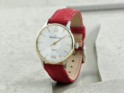 MeisterSinger Yaara Quarz Edelstahl 36mm silbernes Zifferblatt rotes Textilband – Damenuhren Uhr ohne Datum aus Edelstahl und PVD beschichtet. Das Gehäuse ist rund und silber. Das Textilarmband ist rot. Das Zifferblatt ist arabisch Index und silber. – Ansicht 2