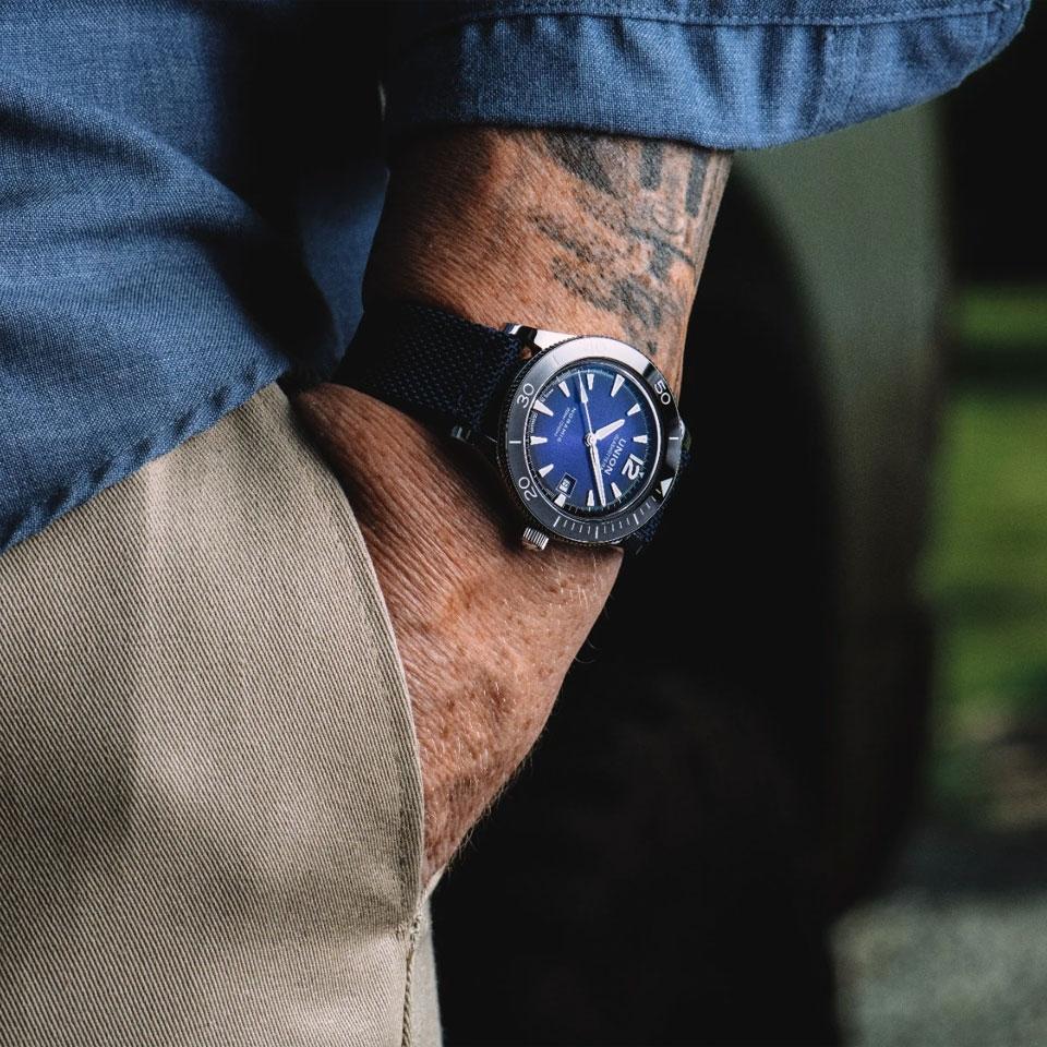 Union Glashütte Noramis Datum Sport Automatik Edelstahl 42mm blaues Zifferblatt Metallband und Textilband – Herrenuhren Uhr mit Datum aus Edelstahl und Keramik. Das Gehäuse ist rund und silber. Das Edelstahlarmband ist silber. Das Zifferblatt ist arabisch Index und blau. – Ansicht 5