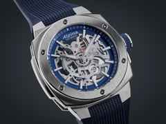 Alpina Alpiner Extreme Skeleton Automatik Edelstahl 39mm blaues Zifferblatt blaues Kautschukband – Herrenuhren Uhr ohne Datum aus Edelstahl und Kautschuk. Das Gehäuse ist rund und silber. Das Kautschuk / Kunststoff / Silikon Armband ist blau. Das Zifferblatt ist skelettiert und blau. – Ansicht 4