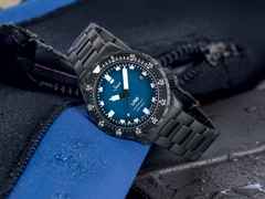 Sinn Spezialuhren U50 S Taucheruhr Automatik U‑Boot‑Stahl 41mm blaues Zifferblatt Metallband – Herrenuhren Uhr mit Datum aus Edelstahl und PVD beschichtet. Das Gehäuse ist rund und schwarz. Das Edelstahlarmband ist schwarz. Das Zifferblatt ist ein Index in blau. – Ansicht 2