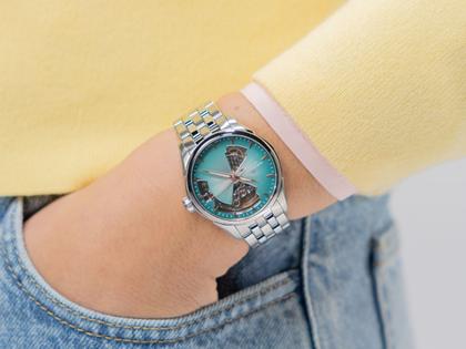 Hamilton Jazzmaster Open Heart Automatik Edelstahl 36mm hellblaues Zifferblatt Metallband – Damenuhren Uhr ohne Datum aus Edelstahl. Das Gehäuse ist rund und silber. Das Edelstahlarmband ist silber. Das Zifferblatt ist ein Index in blau. – Ansicht 5