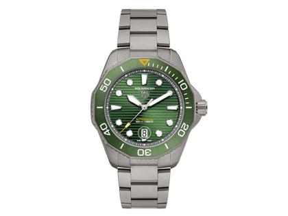 TAG Heuer Aquaracer Professional 300 Date Automatik Titan 43mm grünes Zifferblatt Metallband – Herrenuhren Uhr mit Datum aus Edelstahl. Das Gehäuse ist rund und silber. Das Titanarmband ist silber. Das Zifferblatt ist ein Index in grün.
