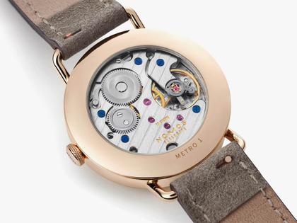 Nomos Metro Roségold 33, weiß versilbertes Zifferblatt