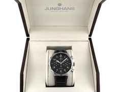 Junghans Meister Pilot Chronoscope Automatik Edelstahl 43mm schwarzes Zifferblatt schwarzes Lederband 27/3590.00 Full Set Occasion – Herrenuhren Chronograph aus Edelstahl. Das Gehäuse ist rund und silber. Das Lederarmband ist schwarz. Das Zifferblatt ist arabisch Index und schwarz. – Ansicht 5