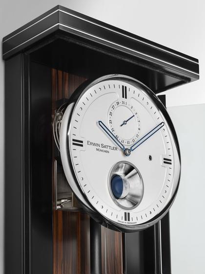 Erwin Sattler Seilzug Regulator Wanduhr Opus PMD 100 schwarz Makassar – Großuhren Wanduhr aus Holz. Das Gehäuse ist rechteckig und schwarz. Das Zifferblatt ist arabisch Index und weiß. – Ansicht 3