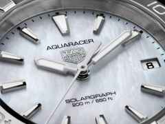 TAG Heuer Aquaracer Professional 200 Solargraph Quarz Edelstahl 34mm weißes Perlmutt-Zifferblatt Metallband – Damenuhren Uhr mit Datum aus Edelstahl. Das Gehäuse ist rund und silber. Das Edelstahlarmband ist silber. Das Zifferblatt ist ein Index in weiß. – Ansicht 5