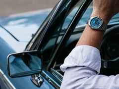 Union Glashütte Belisar Chronograph Speedster Limited Edition 2023 – Herrenuhren Chronograph aus Edelstahl. Das Gehäuse ist rund und silber. Das Edelstahlarmband ist silber. Das Zifferblatt ist arabisch Index und blau. – Ansicht 6
