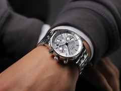 Sinn Spezialuhren 6000 Frankfurter Finanzplatzuhr Automatik Edelstahl 38,5mm silberfarbenes Zifferblatt Metallband limitiert – Herrenuhren Chronograph aus Edelstahl. Das Gehäuse ist rund und silber. Das Edelstahlarmband ist silber. Das Zifferblatt ist ein Index in silber. – Ansicht 7