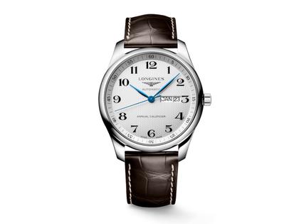 Longines Master Collection Automatik Edelstahl 42mm silbernes Zifferblatt braunes Lederband – Herrenuhren Uhr mit Datum aus Edelstahl. Das Gehäuse ist rund und silber. Das Lederarmband Kroko / Alligator ist braun. Das Zifferblatt ist arabisch und silber.