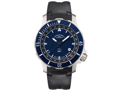 Mühle Glashütte Seebataillon GMT Automatik Titan 45mm blaues Zifferblatt schwarzes Kautschukband – Herrenuhren Uhr mit Datum aus Kautschuk und Titan. Das Gehäuse ist rund und silber. Das Kautschuk / Kunststoff / Silikon Armband ist schwarz. Das Zifferblatt ist ein Index in blau. – Ansicht 2