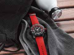 Breitling Endurance Pro 44 Chronograph Quarz Breitlight schwarzes Zifferblatt rotes Kautschukband – Herrenuhren Chronograph aus Sonstiges. Das Gehäuse ist rund und schwarz. Das Kautschuk / Kunststoff / Silikon Armband ist rot. Das Zifferblatt ist arabisch und schwarz. – Ansicht 3