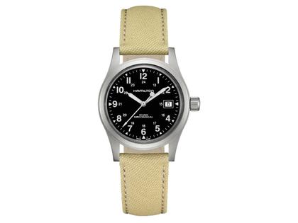 Hamilton Khaki Field Mechanical Handaufzug Edelstahl 38mm schwarzes Zifferblatt beiges Textilband – Herrenuhren Uhr mit Datum aus Edelstahl. Das Gehäuse ist rund und silber. Das Textilarmband ist braun. Das Zifferblatt ist arabisch und schwarz.