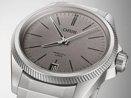 Oris Pro Pilot X Calibre 400 Automatik Titan 39mm graues Zifferblatt Metallband – Herrenuhren Uhr mit Datum aus Titan. Das Gehäuse ist rund und silber. Das Titanarmband ist silber. Das Zifferblatt ist ein Index in grau. – Ansicht 4