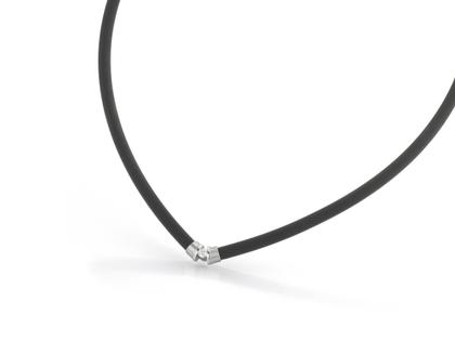 Micha Bunz Collier aus Kautschuk mit Platin Schmuckelement und Brillant 0,100ct – Halsschmuck Halsreif aus 950 Platin, Kautschuk und und .
