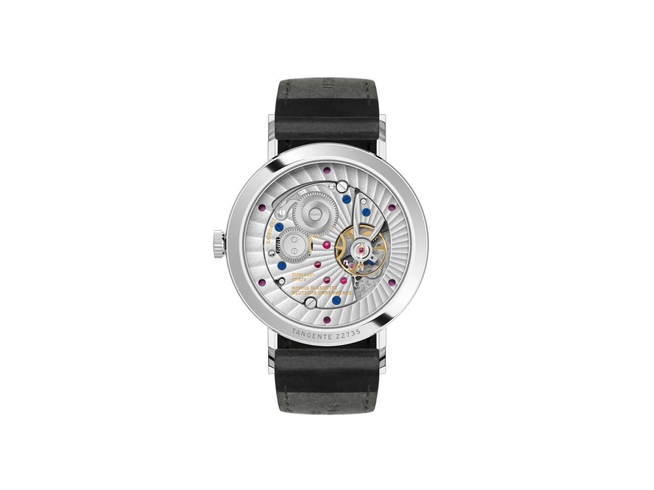 Nomos Glashütte Tangente 2date Handaufzug Edelstahl 38mm blaues Zifferblatt schwarzes Lederband Glasboden – Herrenuhren Uhr mit Datum aus Edelstahl und Leder. Das Gehäuse ist rund und silber. Das Lederarmband ist schwarz. Das Zifferblatt ist arabisch Index und blau. – Ansicht 2