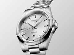 Longines Conquest Automatik Edelstahl 41mm silbernes Zifferblatt Metallband – Herrenuhren Uhr mit Datum aus Edelstahl. Das Gehäuse ist rund und silber. Das Edelstahlarmband ist silber. Das Zifferblatt ist ein Index in silber. – Ansicht 2