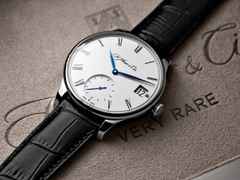 H. Moser & Cie. Venturer Big Date Handaufzug Weißgold 41,5mm weißes Zifferblatt schwarzes Lederband – Herrenuhren Uhr mit Datum aus 750 Weißgold. Das Gehäuse ist rund und silber. Das Lederarmband Kroko / Alligator ist schwarz. Das Zifferblatt ist römisch und weiß. – Ansicht 2