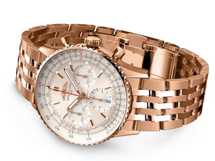 Breitling Navitimer B01 Chronograph 41 Rotgold silbernes Zifferblatt Rotgoldband – Herrenuhren Chronograph aus 750 Rotgold. Das Gehäuse ist rund und roségold. Das Goldarmband ist roségold. Das Zifferblatt ist ein Index in silber. – Ansicht 2