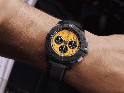 Breitling Avenger B01 Chronograph 44 Night Mission Automatik Keramik gelbes Zifferblatt schwarzes Lederband – Herrenuhren Chronograph aus Keramik, Leder und Titan. Das Gehäuse ist rund und schwarz. Das Lederarmband ist schwarz. Das Zifferblatt ist ein Index in gelb. – Ansicht 5