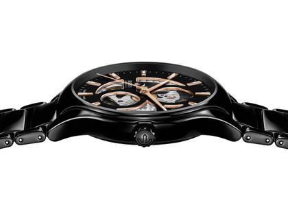 Rado True Round Automatic Open Heart Keramik 40mm schwarzes Zifferblatt schwarzes Keramikband – Herrenuhren Uhr ohne Datum aus Keramik und Titan. Das Gehäuse ist rund und schwarz. Das Keramikarmband ist schwarz. Das Zifferblatt ist ein Index in schwarz. – Ansicht 3