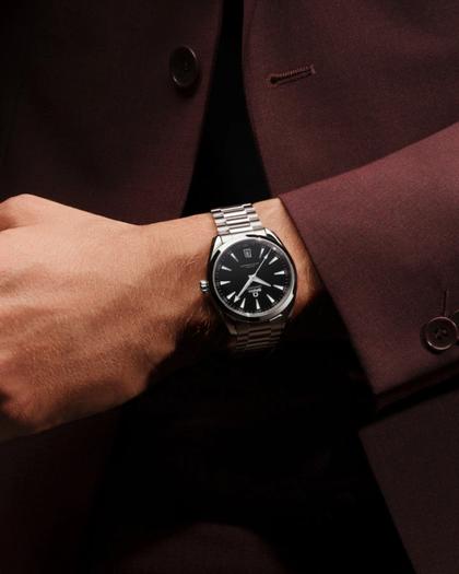 Omega Seamaster Aqua Terra 150M Automatik Edelstahl 41mm schwarzes Zifferblatt Metallband – Herrenuhren Uhr mit Datum aus Edelstahl. Das Gehäuse ist rund und silber. Das Edelstahlarmband ist silber. Das Zifferblatt ist ein Index in schwarz. – Ansicht 4