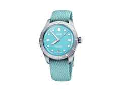 Oris Divers Sixty-Five Cotton Candy Automatik Edelstahl 38mm blaues Zifferblatt blaues Textilband – Damenuhren Uhr mit Datum aus Edelstahl. Das Gehäuse ist rund und silber. Das Textilarmband ist blau. Das Zifferblatt ist ein Index in blau.