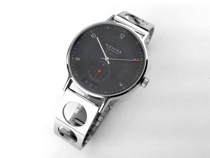 Nomos Glashütte Autobahn neomatik Director's Cut Limited Edition A9 Automatik Edelstahl 41mm schwarzes Zifferblatt Metallband 1301.S3 Full Set Occasion Neu – Herrenuhren Uhr mit Datum aus Edelstahl. Das Gehäuse ist rund und silber. Das Edelstahlarmband ist silber. Das Zifferblatt ist arabisch Index und schwarz. – Ansicht 4