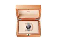 Omega Speedmaster Mondphase Chronograph Handaufzug Edelstahl 43mm graues Zifferblatt Metallband – Herrenuhren Chronograph aus Edelstahl und Titan. Das Gehäuse ist rund und silber. Das Edelstahlarmband ist silber. Das Zifferblatt ist ein Index in grau. – Ansicht 5