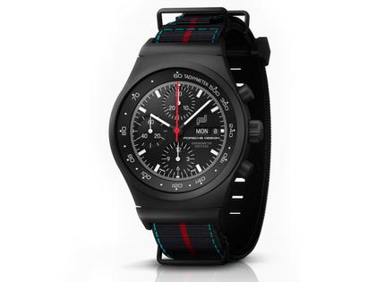 Porsche Design Chronograph 1 - 75Y Sports Car Limited Edition – Herrenuhren Chronograph aus Titan und Titancarbid beschichtet. Das Gehäuse ist rund und schwarz. Das Lederarmband ist schwarz. Das Zifferblatt ist ein Index in schwarz. – Ansicht 3